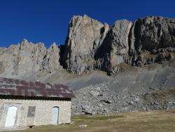 Camp et refuge des Rochilles sous le pic de l'Aigle.