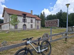 La Loge des Gardes, panneau au col à 1077 m