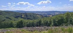 Paysage de moyenne montagne, vue sur les éloliennes du Chemin de la Ligue, Lavoine 03