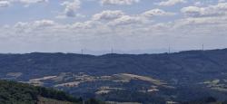 Paysage de moyenne montagne, on devine les Puys d'Auvergne