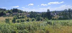 Vue sur le village de Saint Nicolas des Biefs (Allier-03)