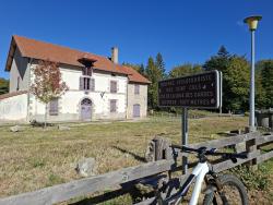 La Loge des Gardes, Col à 1077 m