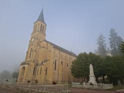 Lugny-lès-Charolles, l'église et le monument aux Morts