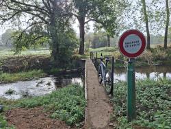 Passerelle sur l'Arconce à Ouze