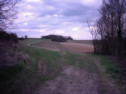 On contourne le village en passant par le plateau au-dessus.
Penser à tourner la tête vers la droite !