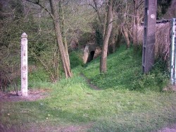 A cet endroit, les 3 parcours se rejoignent.
(on verra la boucle du 50 et du 80 par la suite, même si elle est déjà parcourue à cette endroit).
On passe sous la voie de chemin de fer par un étroit et sombre tunnel.