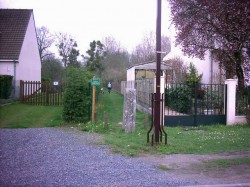Comme sur une grande part de la boucle, on emprunte des sentes communales.
Là, il ne faut pas rater l'entrée.