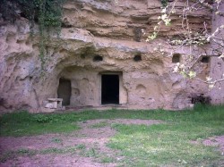 Une creutte aménagée en cave.