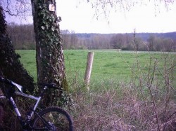 On suit le circuit n°9 du centre VTT depuis Chevregny.
On ne peut pas se tromper de chemin : on voit pratiquement la balise suivant depuis la précédente.