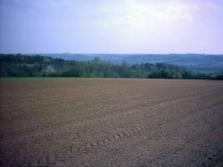 Au loin, le Chemin des Dames.
A l'origine, il s'agissait alors d'un petit chemin, peu carrossable, emprunté entre 1776 et 1789 par Adélaïde et Victoire, filles de Louis XV  et Dames de France qui, venant de la cour, se rendaient fréquemment a