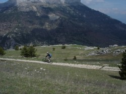 Vététiste en fond la montagne de Céuse