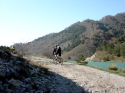 Vététiste au bord du lac de Peyssier