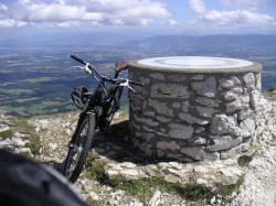 Vue sur le bassin Lémanique, Alpes dans les Nuages