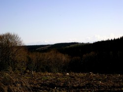 Les PYRENEES au loin