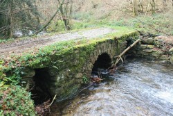 Pont sur le ruisseau de Lecot (Motif Fleur sur le dessus)