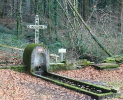 Fontaine d'Artigues           (Outils représentés sur la croix)