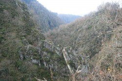 Gorges de l'ARN (120m de haut sur la distance du barrage au Pont de l'Arn)