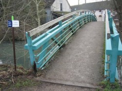0104.Plaimpied.Passerelle sur bras du Moulin du Porche