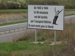 0204.Bges.Chemin sur merlon N142.Panneau info résistance