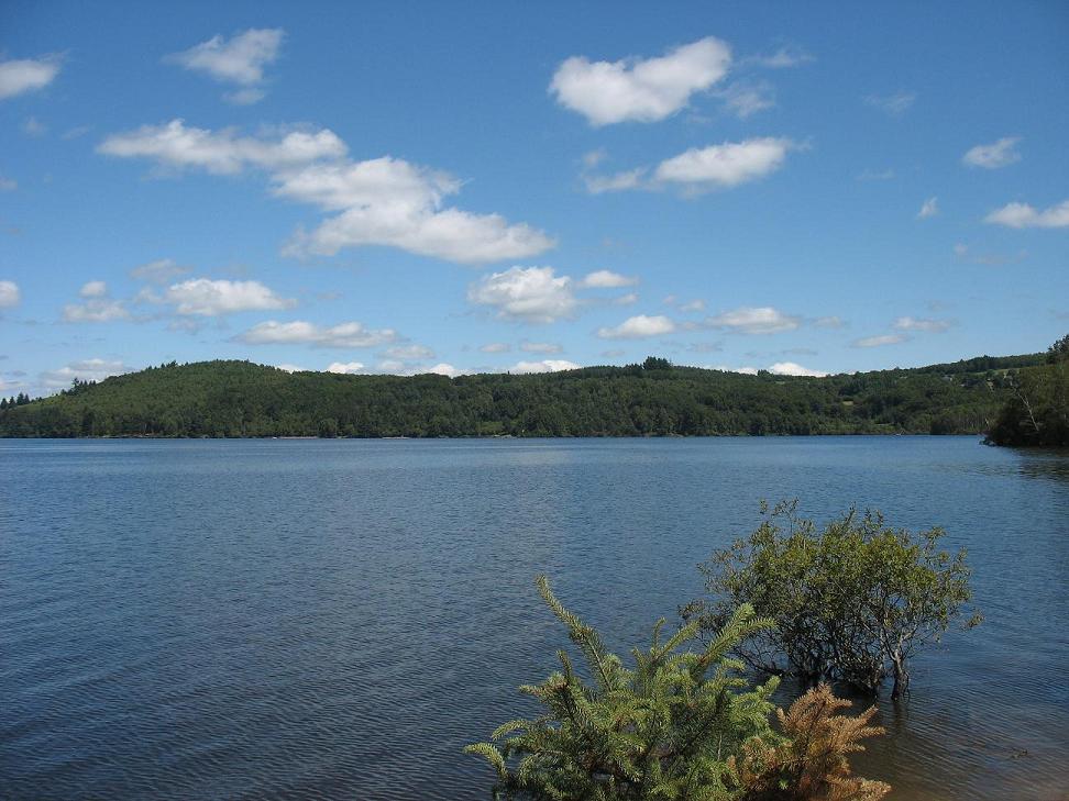 Au plus près des berges du lac de Vassivière