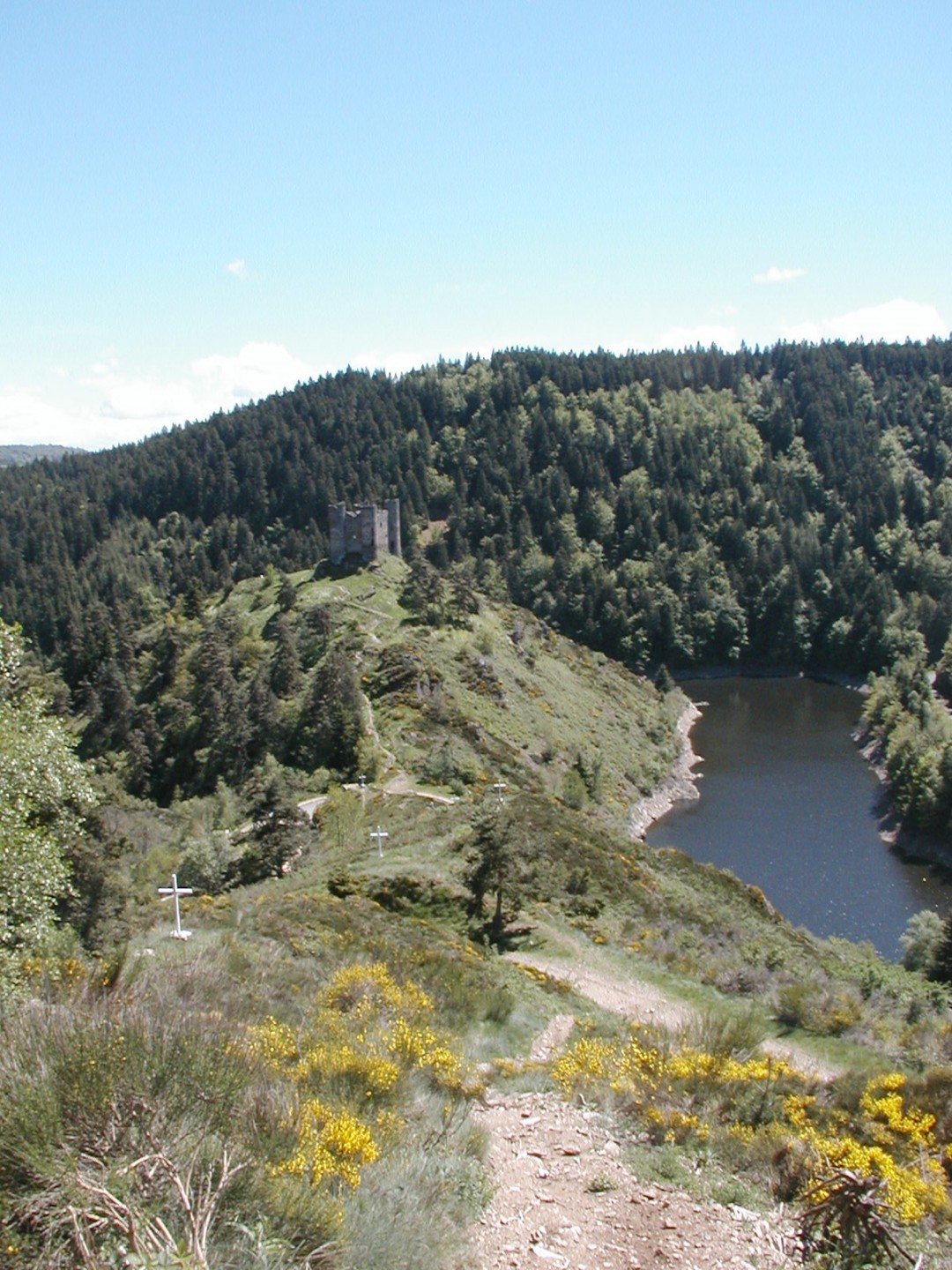 La Planèze et le château d'Alleuze
