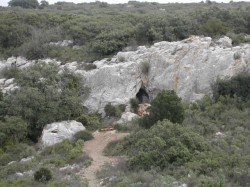 ... à proximité d'une grotte préhistorique (sur la gauche)