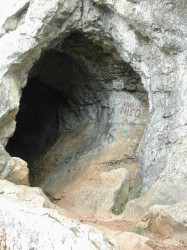 Entrée de la grotte : se munir d'une torche pour visiter
